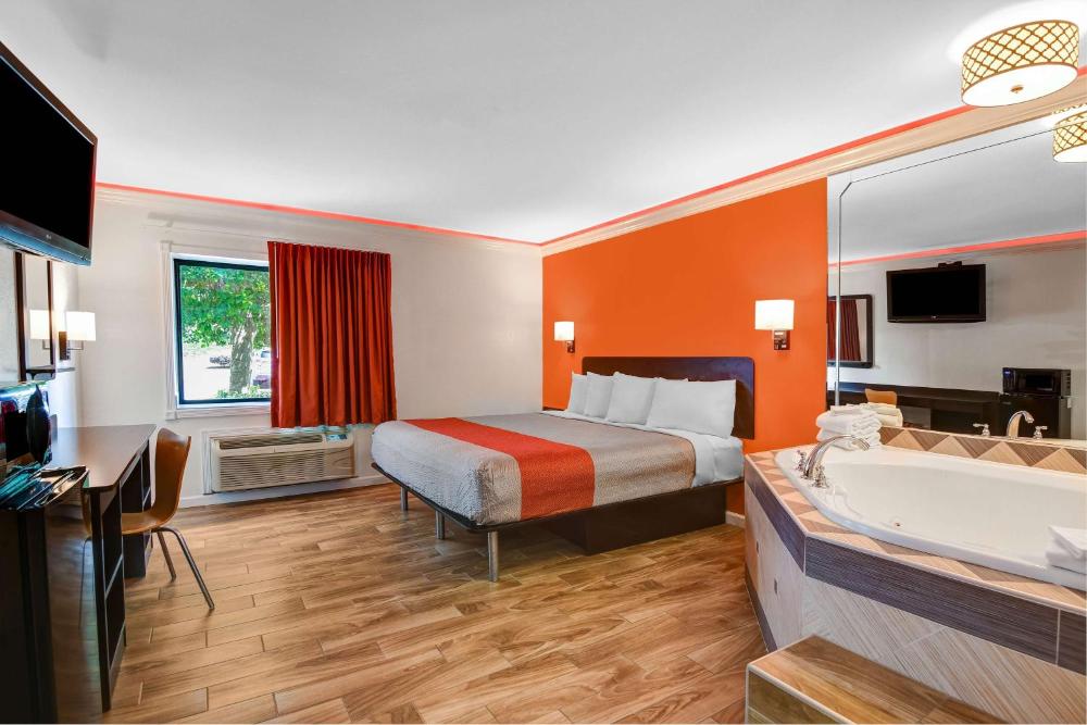 King Room with Spa Bath - Non-Smoking interior